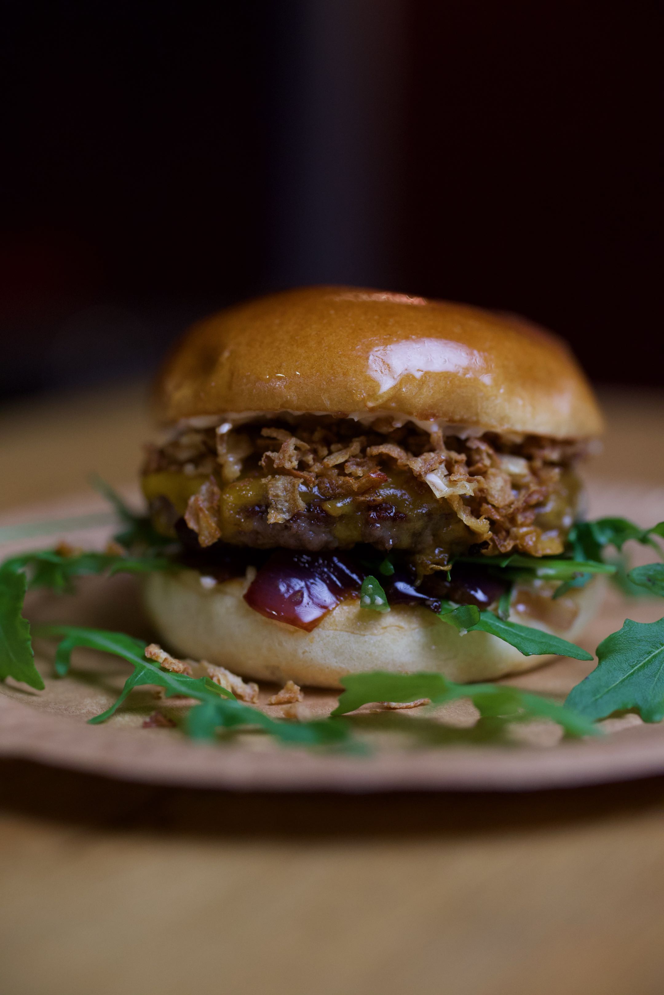 HAPS Classic Burger mit Cheddar, Rösti-Onions und Rucola