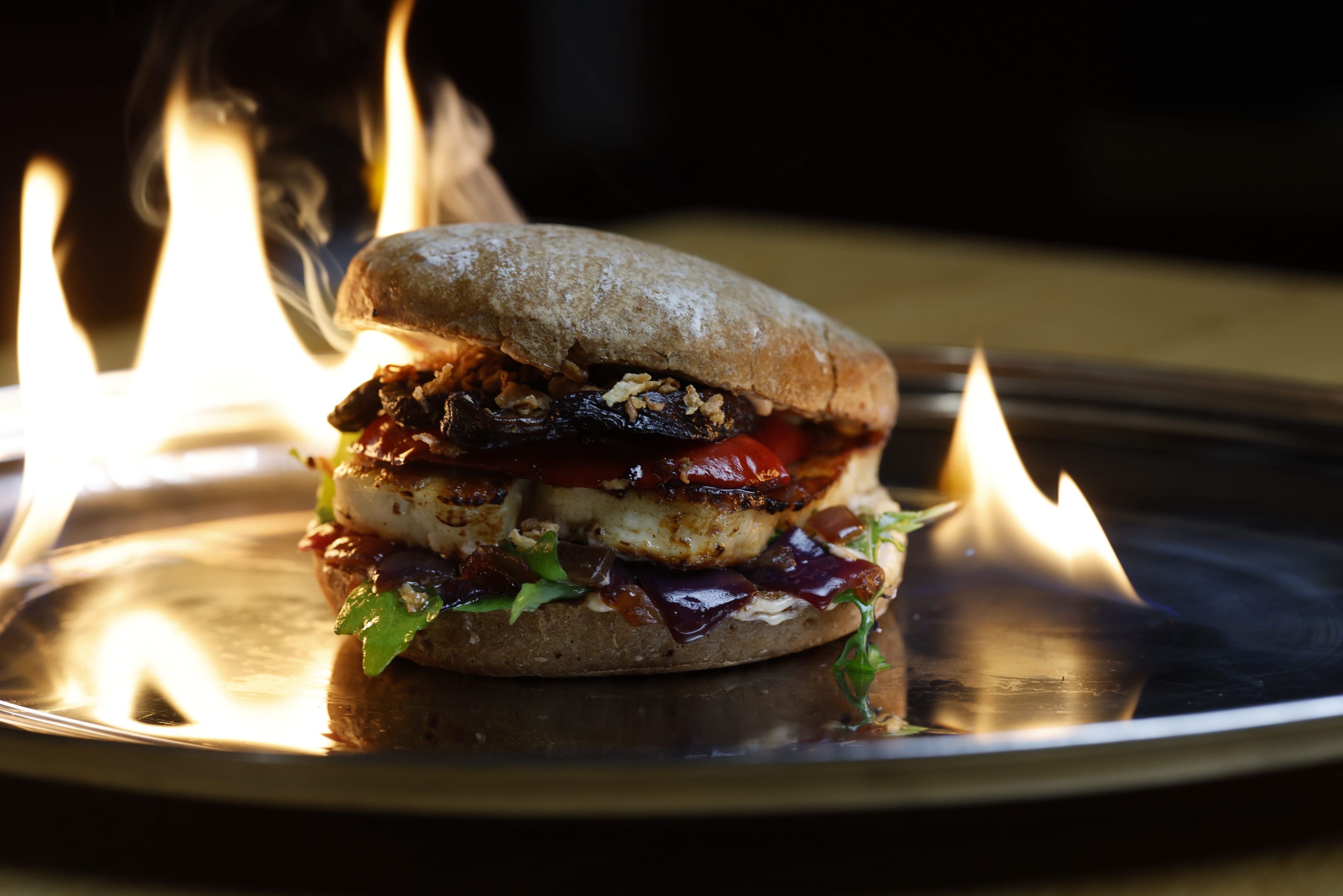 HAPS Veggie Burger mit gegrilltem Halloumi, Portobello und Paprika, flambiert
